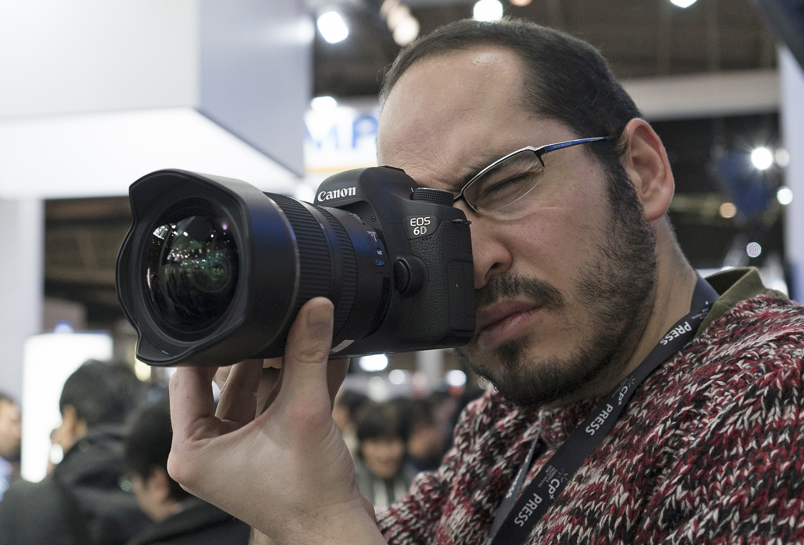 Fotógrafo con un Tamron SP 15-30 mm f/2,8 Di VC USD acoplado a una Canon 6D